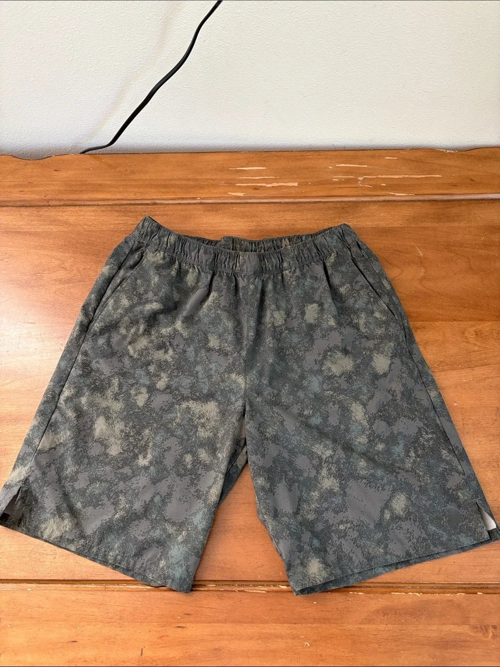 The North Face Men's Green-Gray Camo Athletic Shorts Size Medium